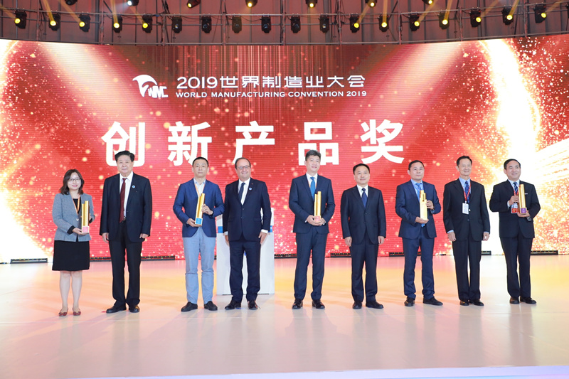 陜鼓集團(tuán)黨委書記、董事長李宏安（右一）代表企業(yè)領(lǐng)取了創(chuàng)新產(chǎn)品金獎_副本.jpg